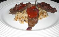 Filé mignon com molho de tomate e azeitonas pretas